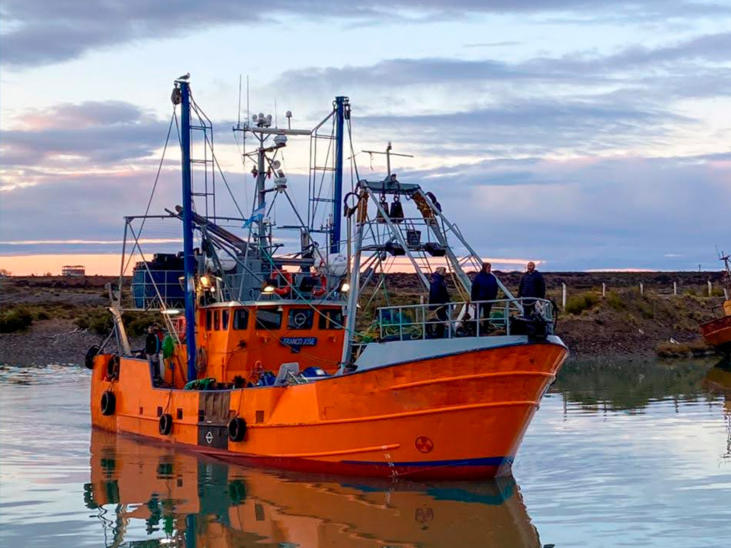 barco naranja flota pesquera